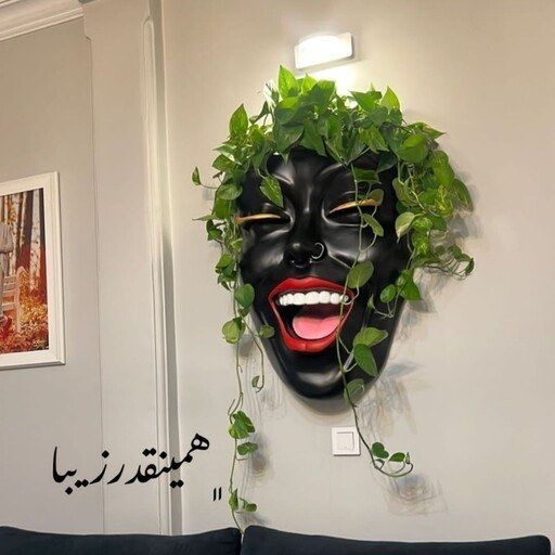 گلدان رخ لبخند دیواری(چهره) با رژ قرمز و زبون صورتی و پرسینگ دماغ
