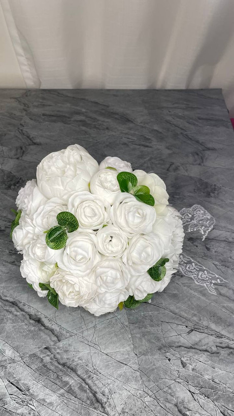 دسته گل عروس مصنوعی رز و پیونی سفید