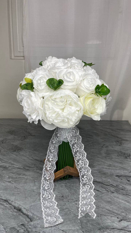 دسته گل عروس مصنوعی رز و پیونی سفید