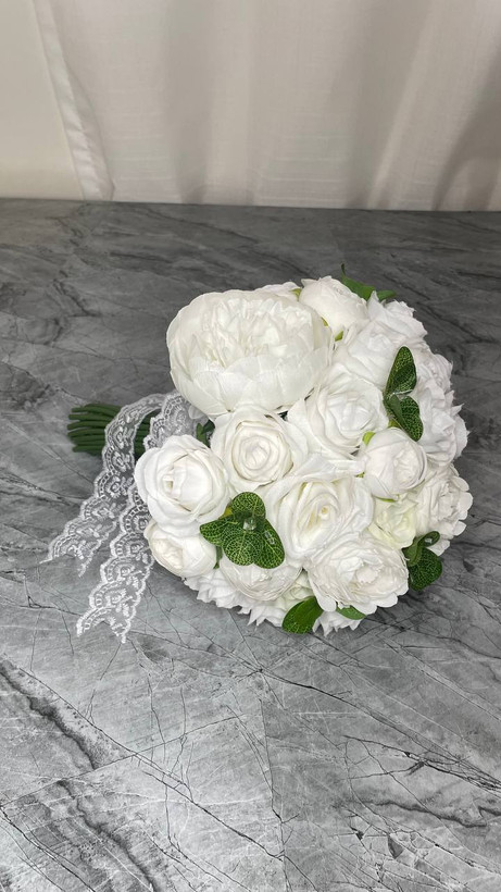 دسته گل عروس مصنوعی رز و پیونی سفید