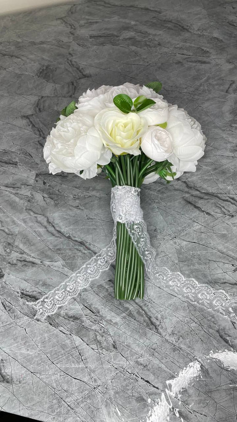 دسته گل عروس مصنوعی رز و پیونی سفید