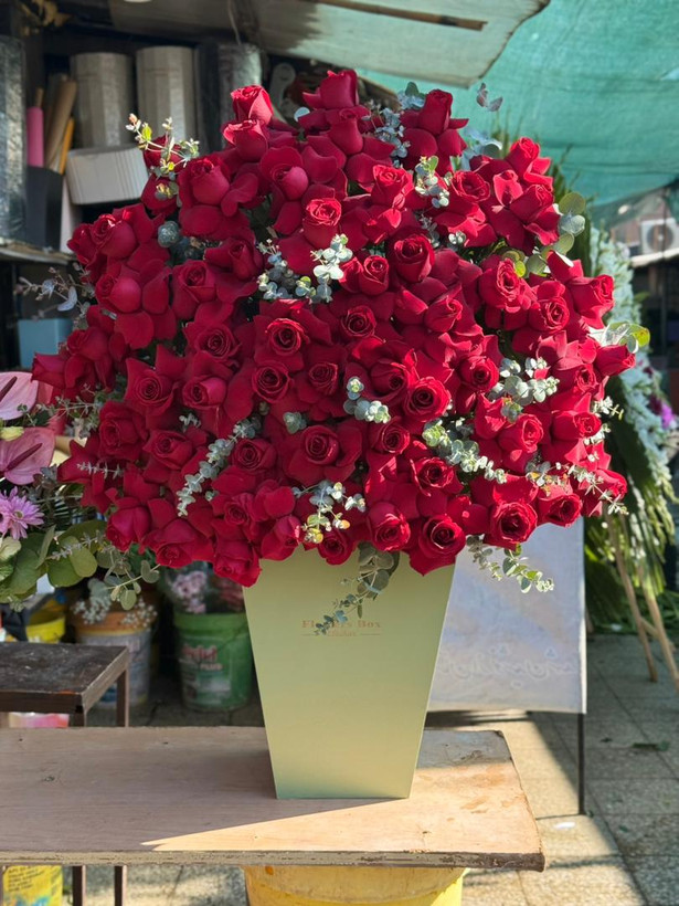 باکس گل رز و اکالیپتوس بزرگ