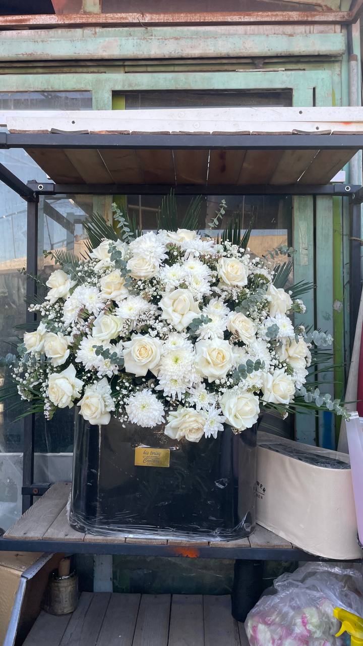 باکس گل رز و داوودی سفید
