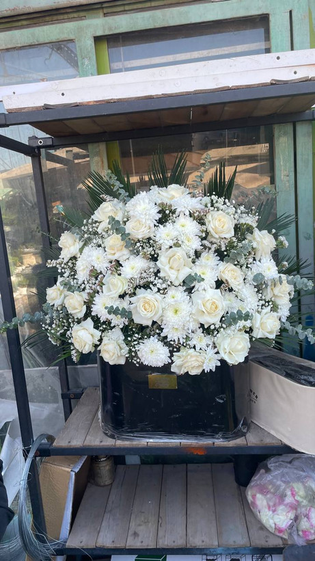 باکس گل رز و داوودی سفید