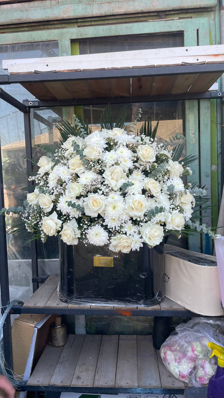 باکس گل رز و داوودی سفید
