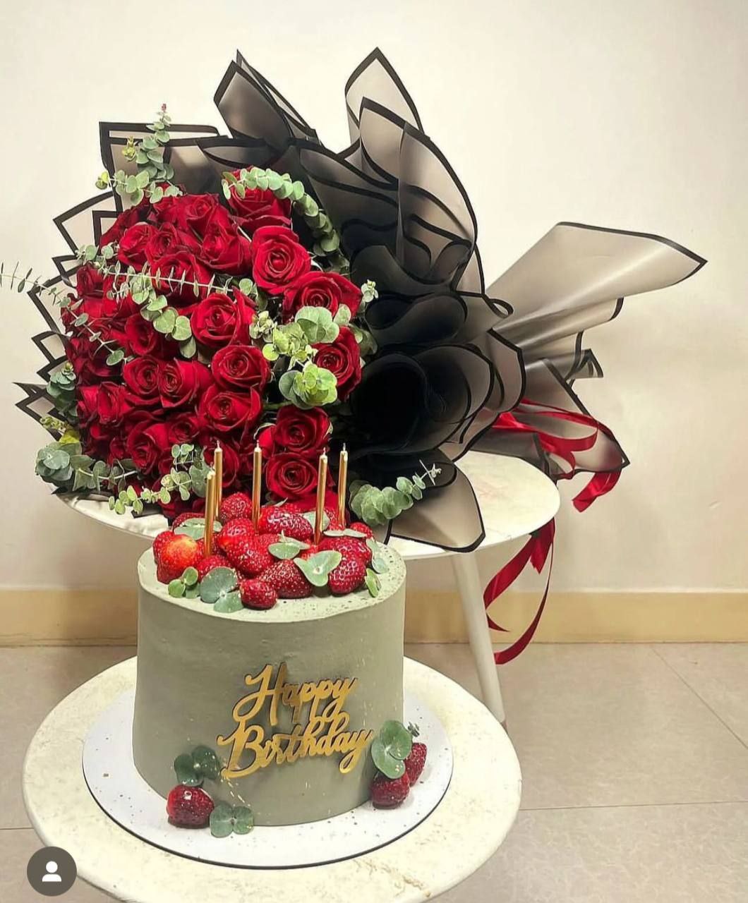 دسته گل رز قرمز