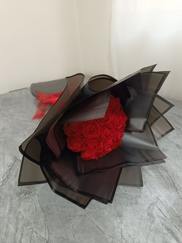 دسته گل مصنوعی رز قرمز با کاغذ مشکی (۱۵شاخه)