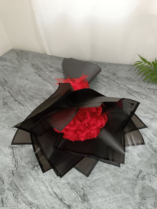 دسته گل مصنوعی رز قرمز با کاغذ مشکی (۱۵شاخه)