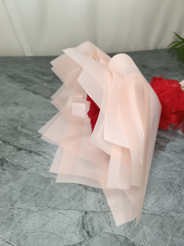 دسته گل مصنوعی رز قرمز با کاغذ گلبهی (۱۵شاخه)