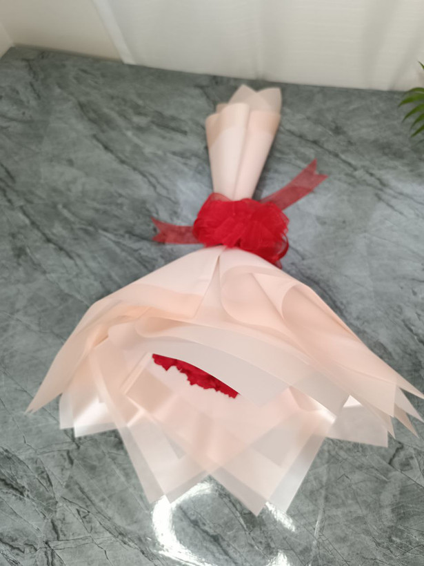 دسته گل مصنوعی رز قرمز با کاغذ گلبهی (۱۵شاخه)