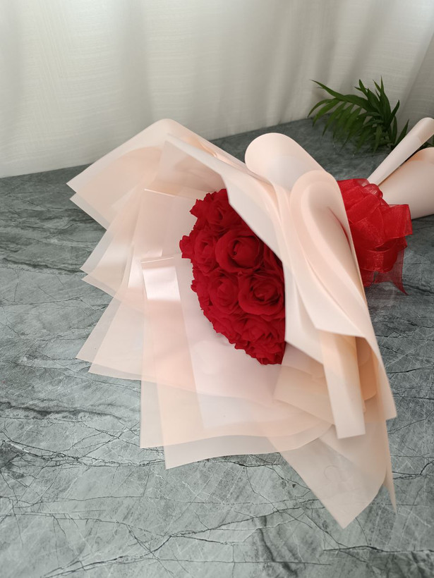 دسته گل مصنوعی رز قرمز با کاغذ گلبهی (۱۵شاخه)