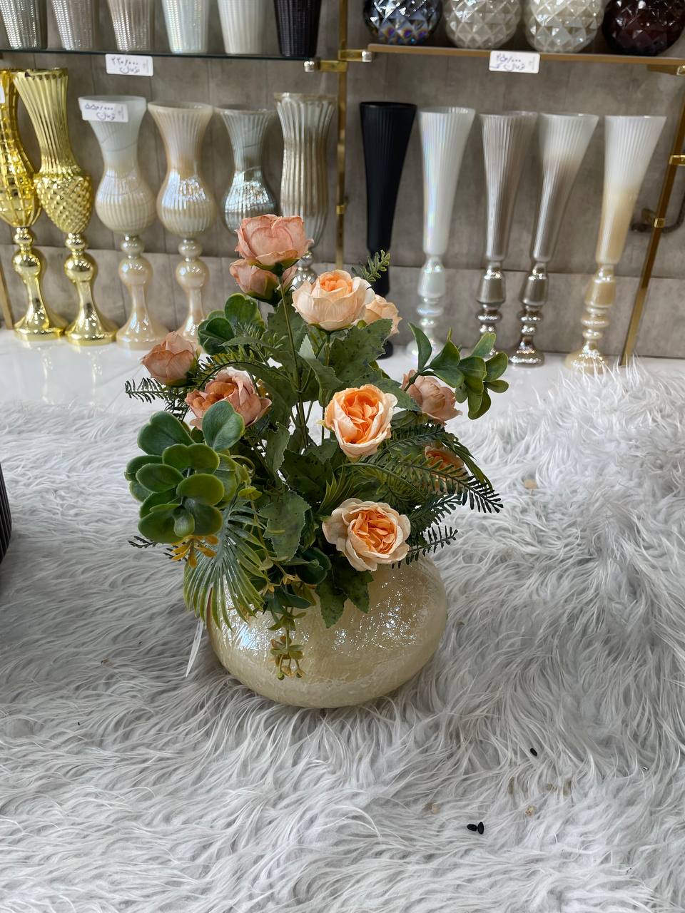 گلدان پیونی و برگ