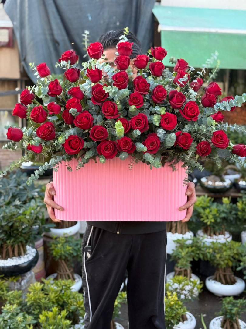 باکس گل 60 شاخه رز قرمز