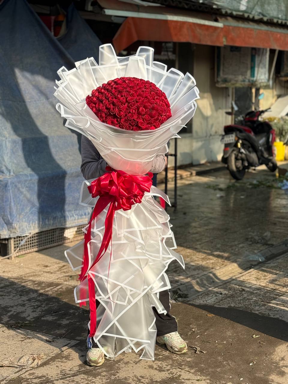 دسته گل رز 200 شاخه با کاغذ