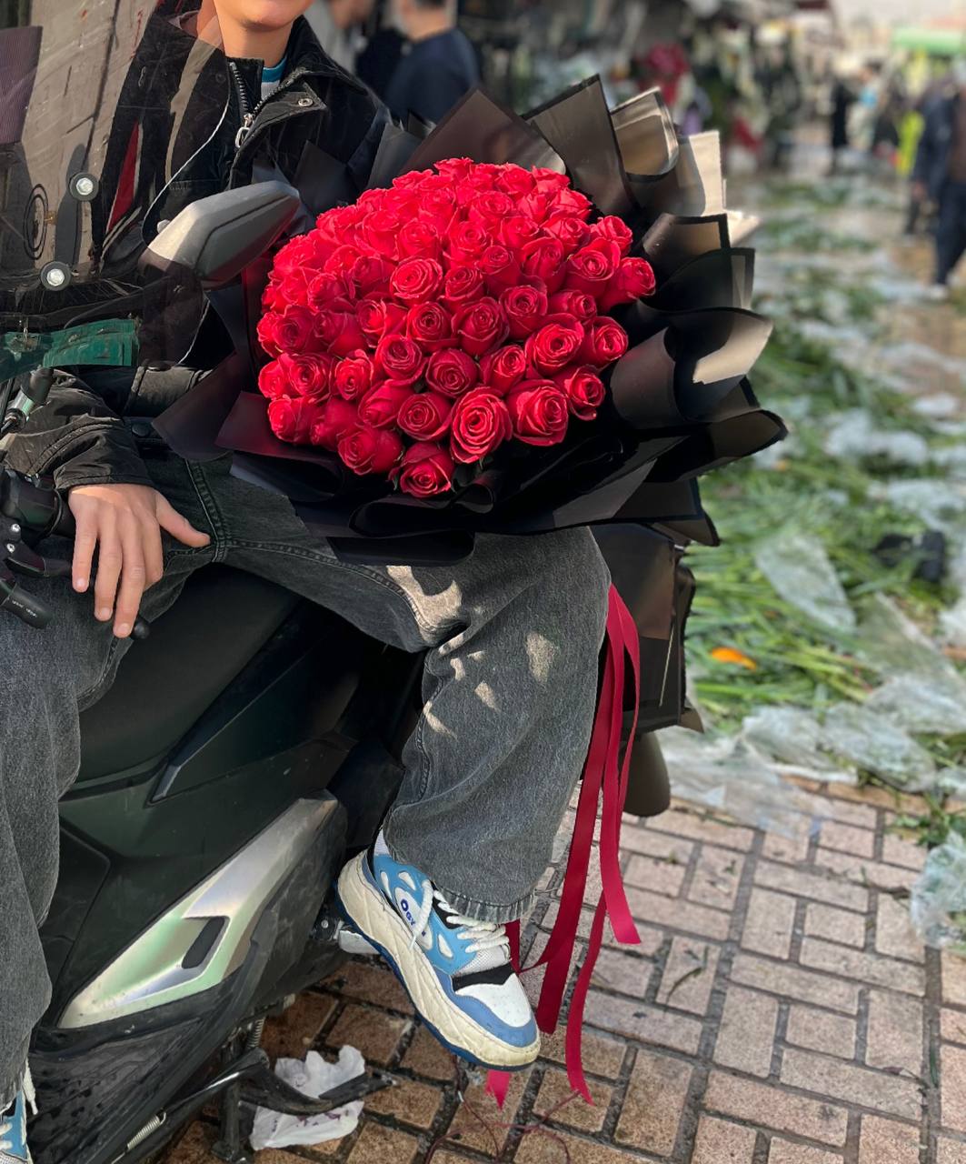 دسته گل رز 80شاخه با کاغذ مشکی