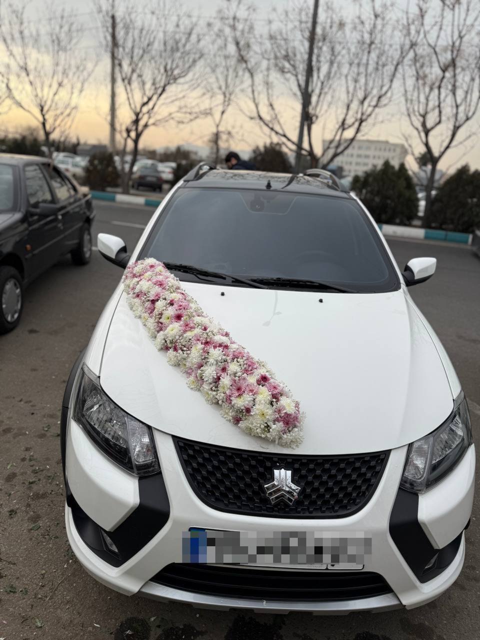 ماشین عروس با گل داوودی جلو و عقب