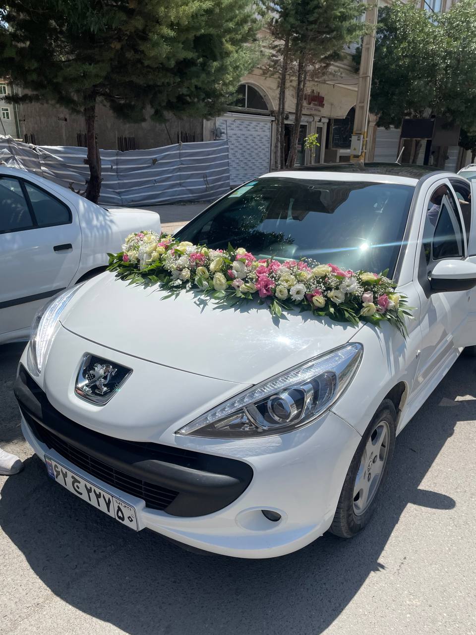 ماشین عروس با گل ارایی گل لیسین