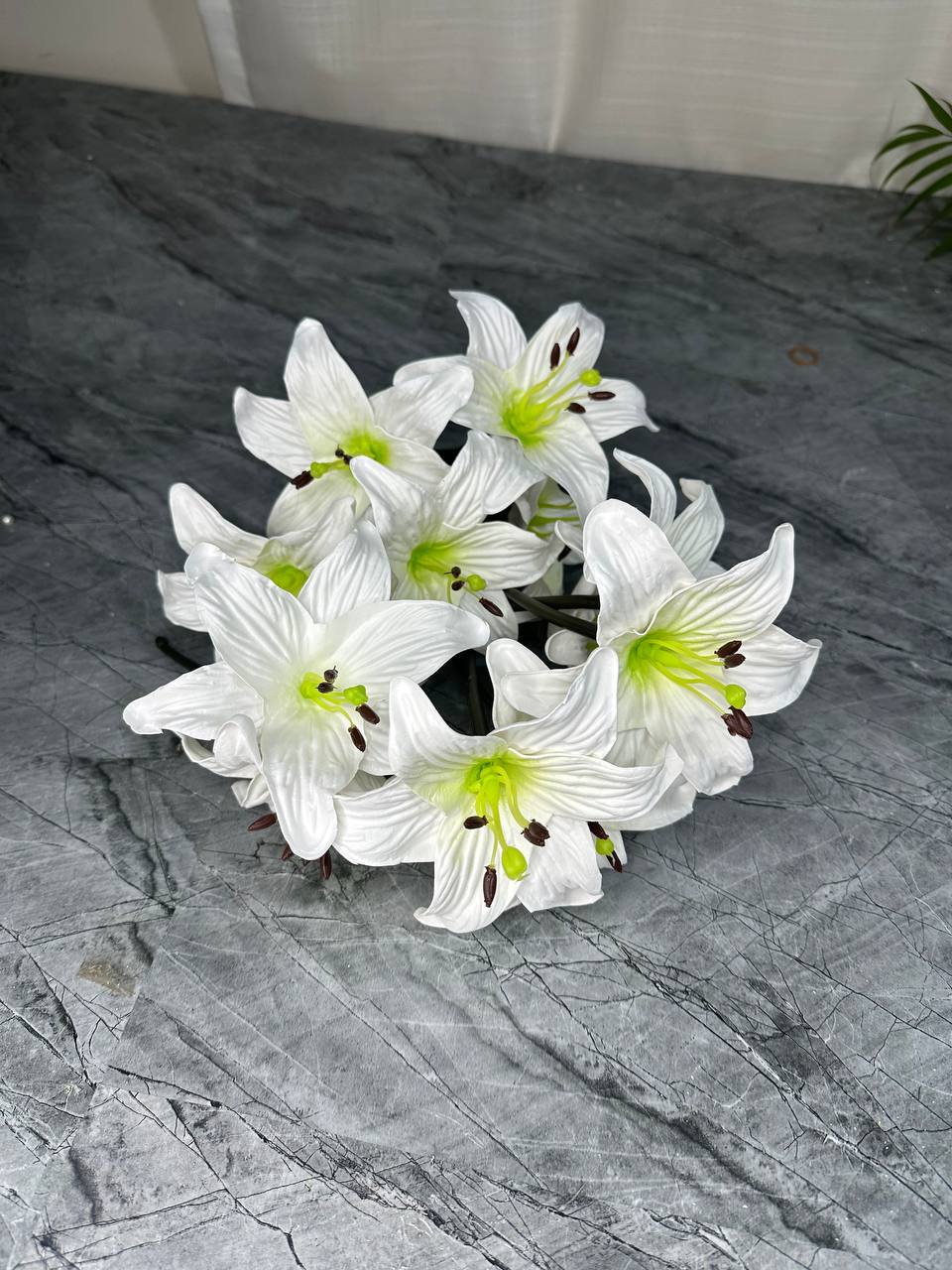 گل لیلیوم فومی لمسی سفید مجموعه ۱۲عددی با ساقه و پرچم
