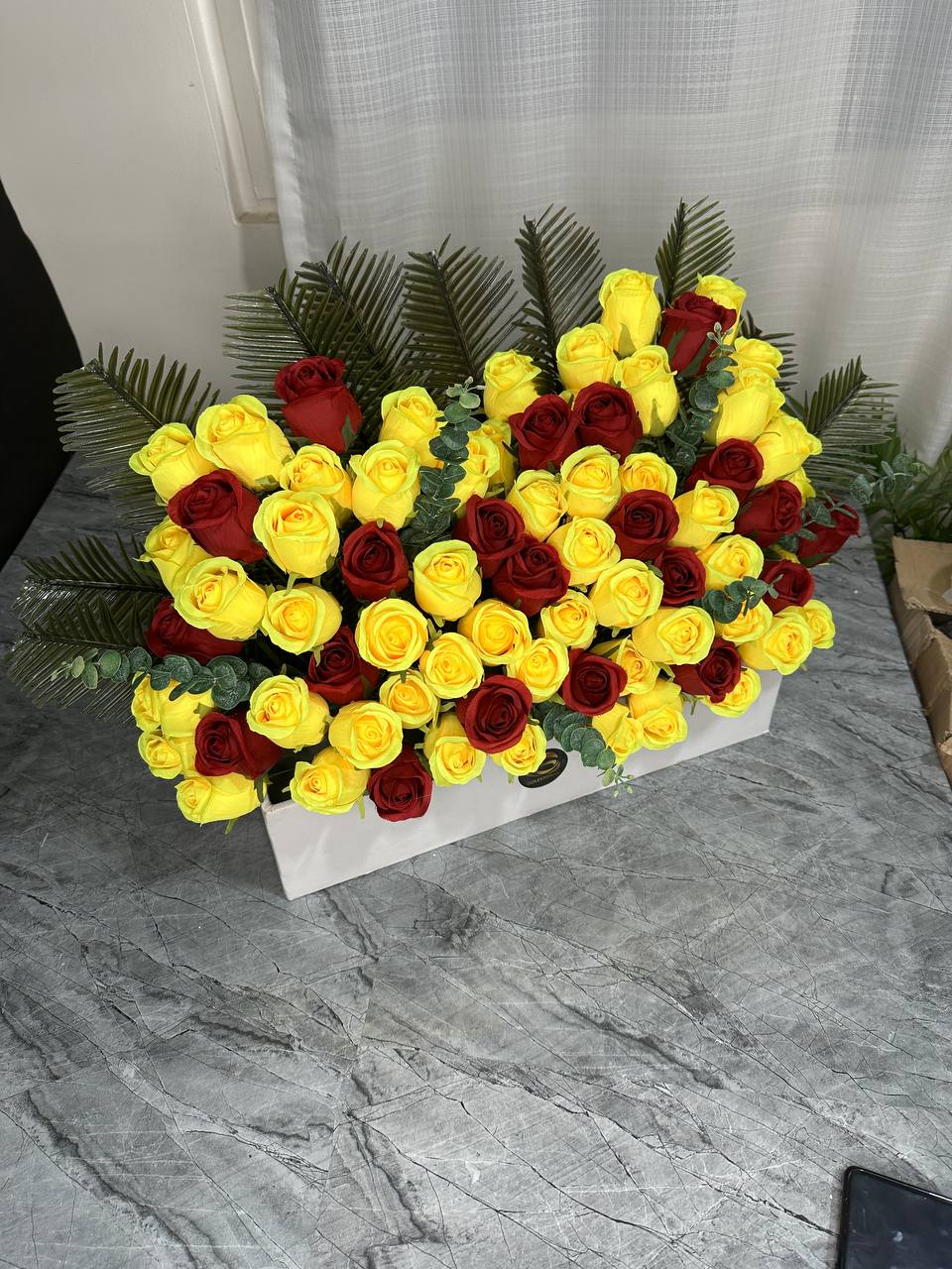باکس گل رز ۸۰ شاخه مصنوعی با برگ
