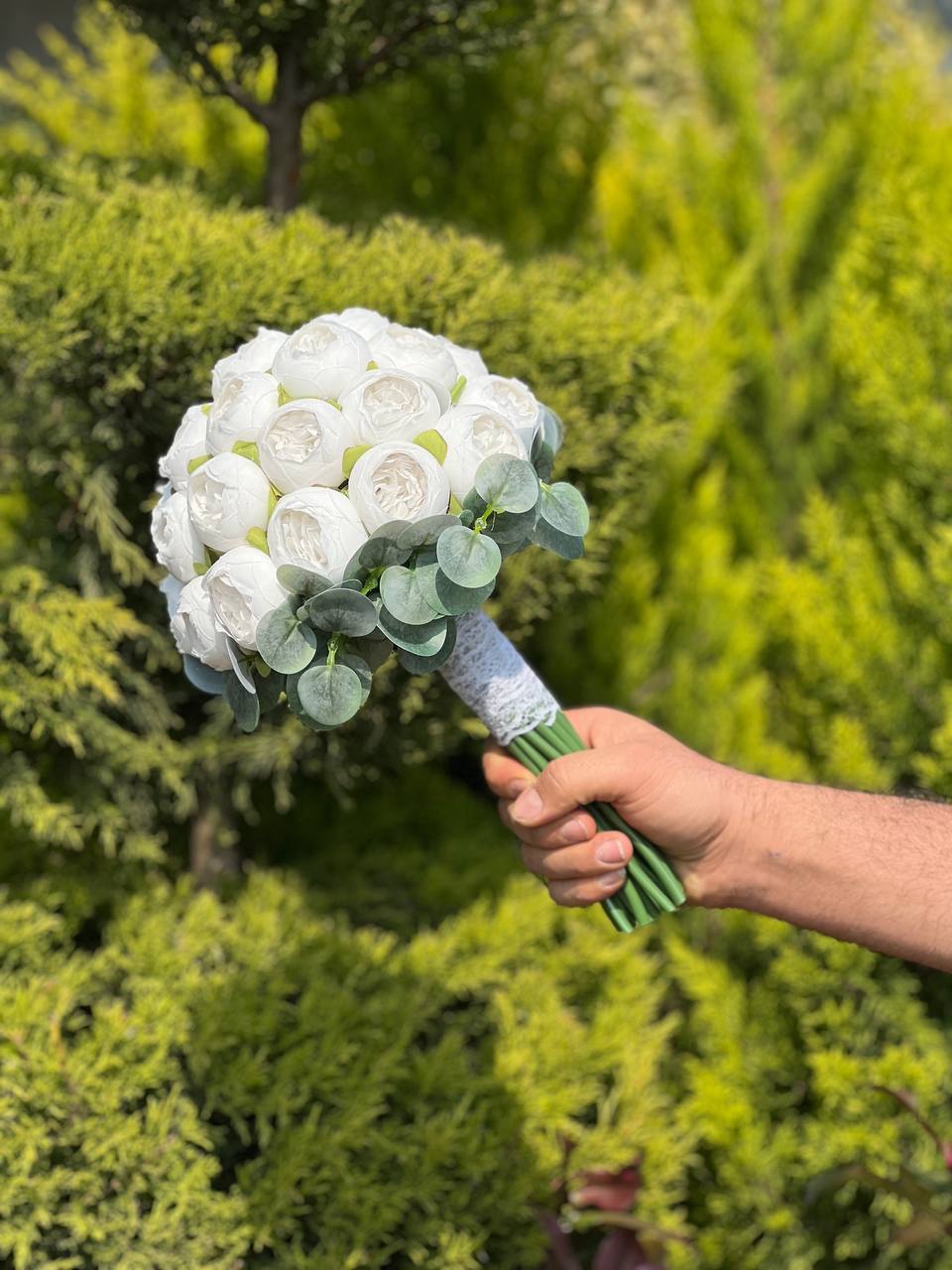 دسته گل عروس پیونی ۳۰ شاخه با دیزاین برگ اکالیپتوس(مصنوعی)
