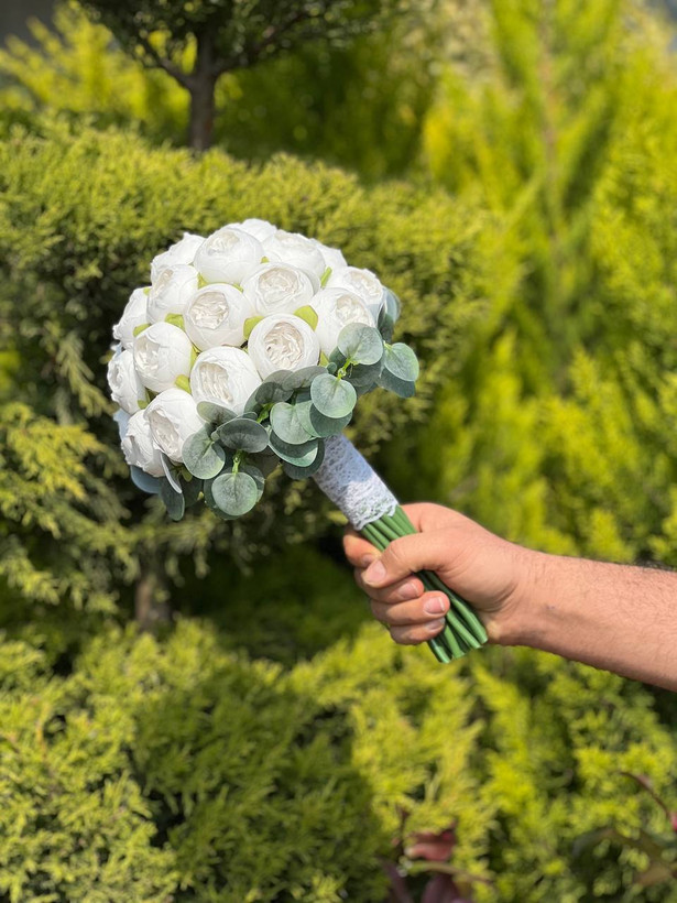 دسته گل عروس پیونی ۳۰ شاخه با دیزاین برگ اکالیپتوس(مصنوعی)