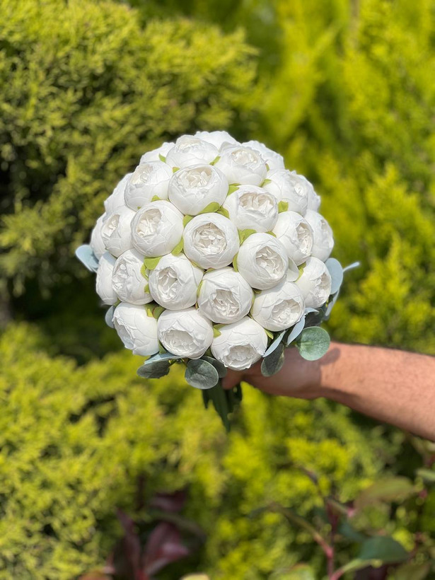 دسته گل عروس پیونی ۳۰ شاخه با دیزاین برگ اکالیپتوس(مصنوعی)