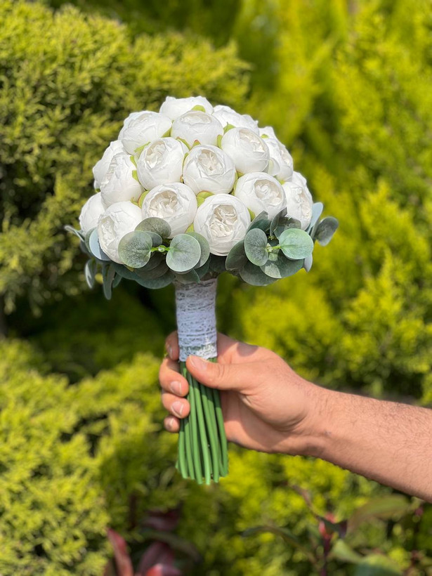 دسته گل عروس پیونی ۳۰ شاخه با دیزاین برگ اکالیپتوس(مصنوعی)