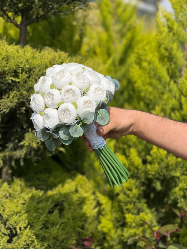 دسته گل عروس پیونی ۳۰ شاخه با دیزاین برگ اکالیپتوس(مصنوعی)