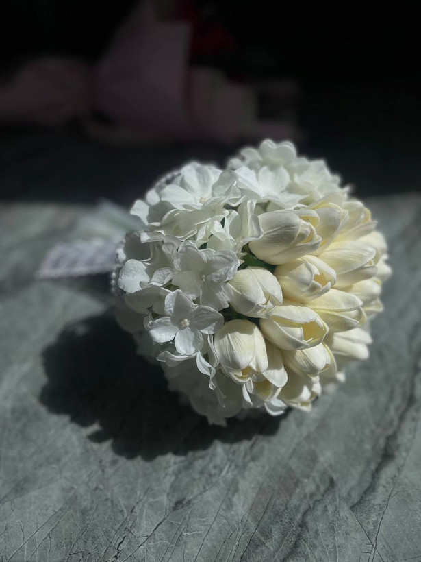 دسته گل عروس لاله و هورتانزیا