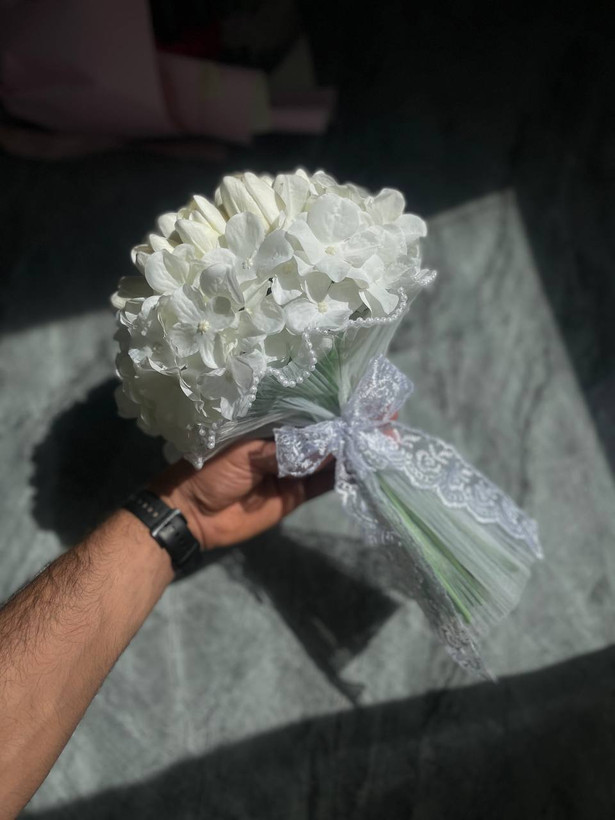 دسته گل عروس لاله و هورتانزیا
