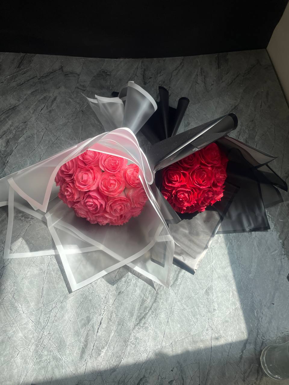دسته گل رز شاین دار ۱۸ شاخه (مصنوعی)