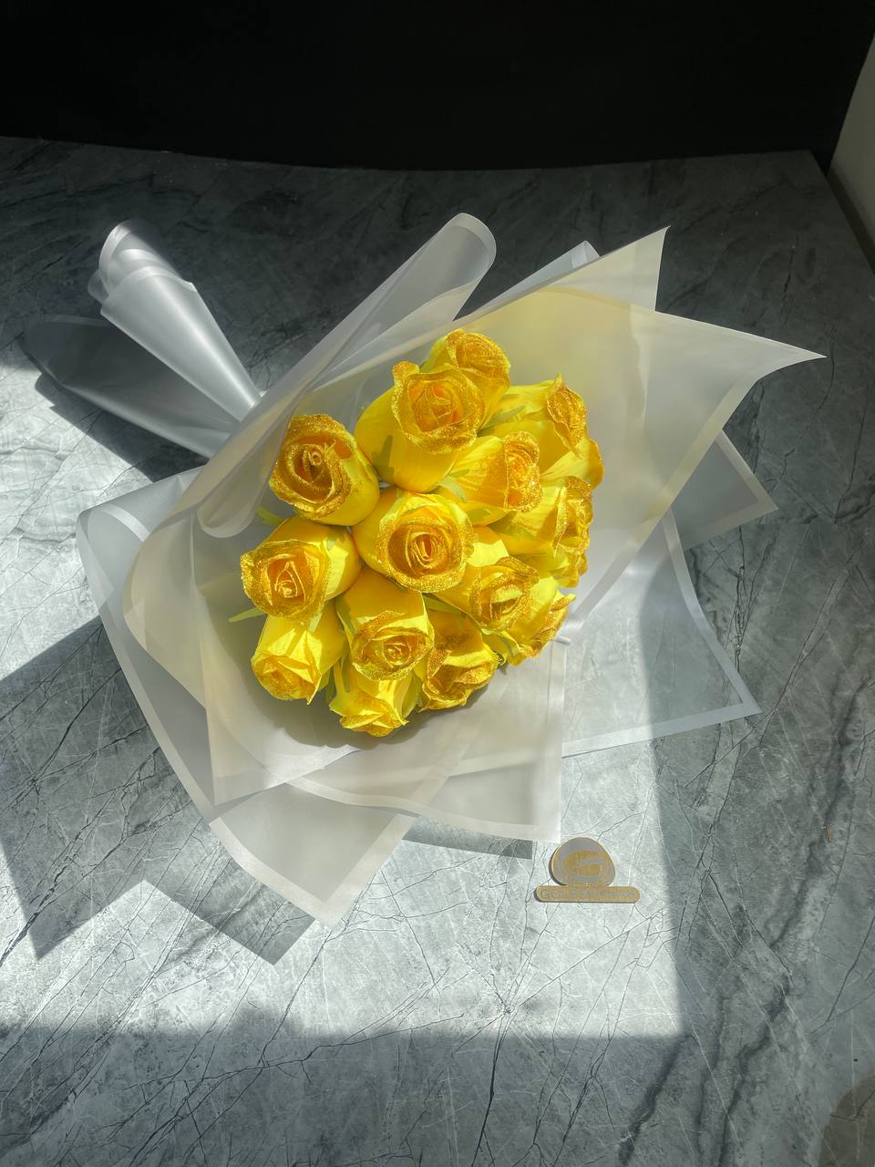 دسته گل رز شاین دار رنگ زرد ۱۸ شاخه