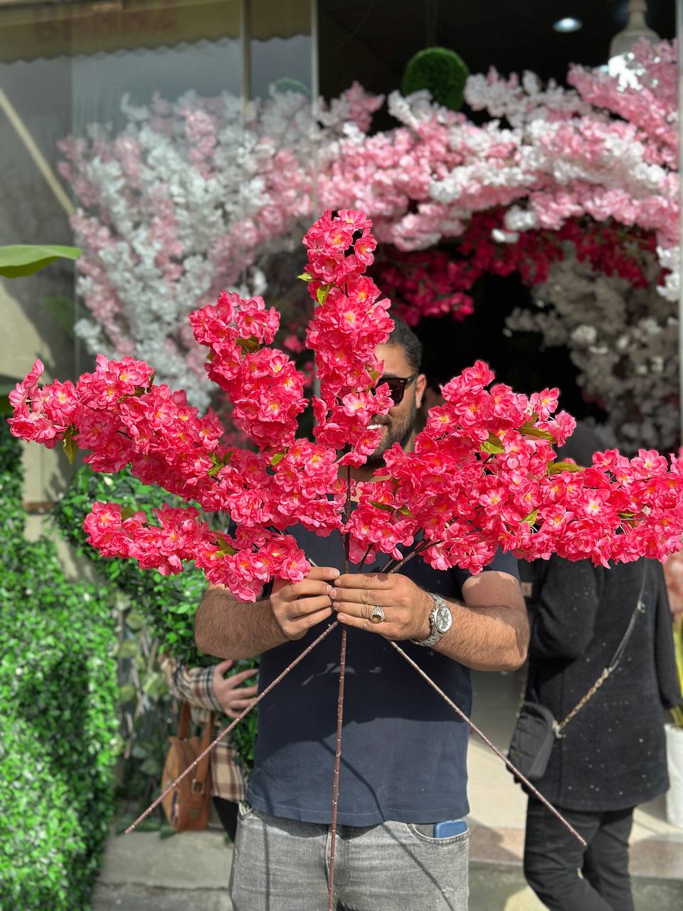 شاخه شکوفه برگدار رنگ سرخابی