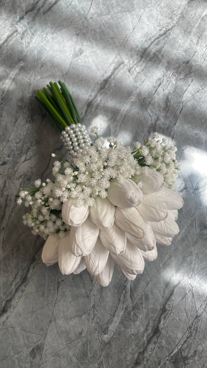 دسته گل عروس لاله ۲۸ شاخه