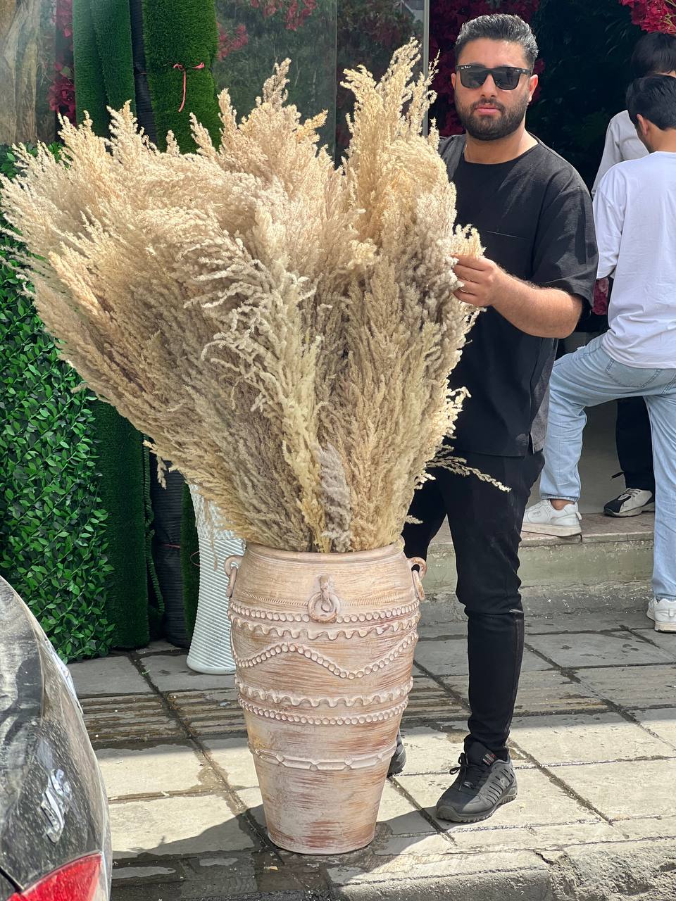 گلدان پتینه ۷۰سانتی رنگ بژ با گل پامپاس ۹۰تایی