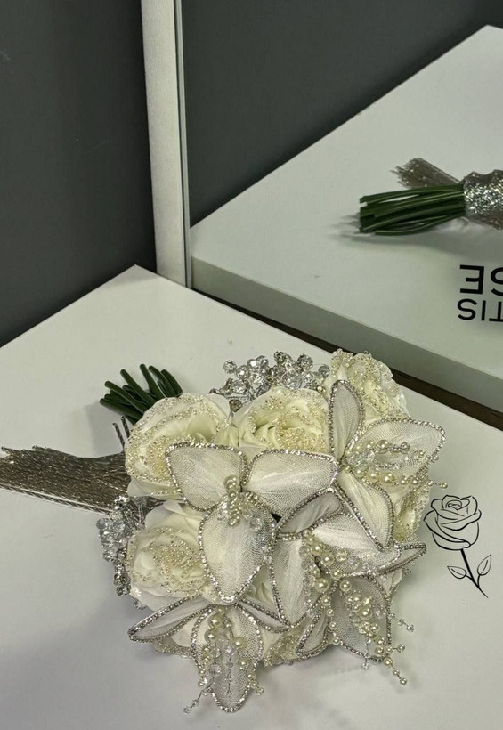 دسته گل عروس عربی مدل پروانهی