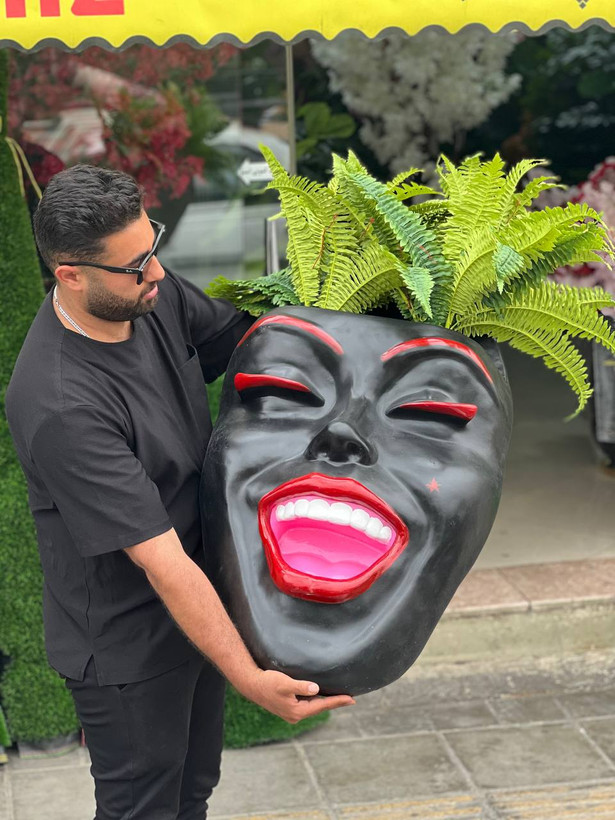 گلدان چهره دیواری مشکی با رژ و پلک و ابرو قرمز