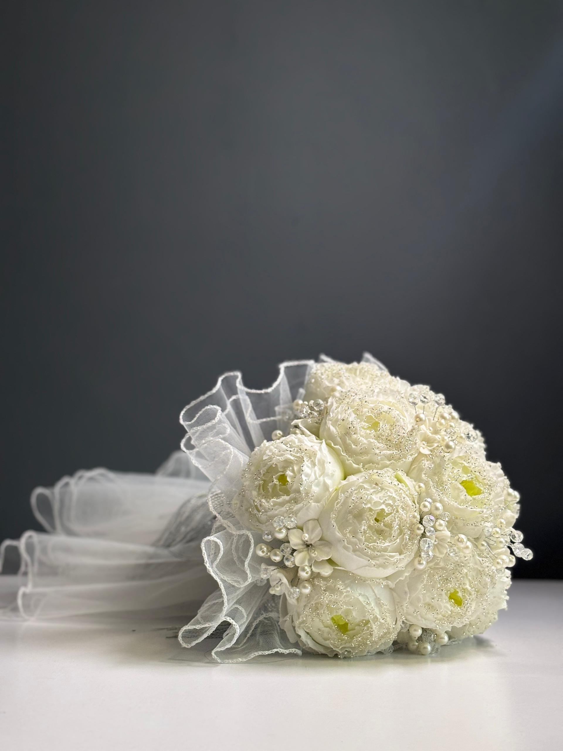 دسته گل عروس پیونی نگین دار