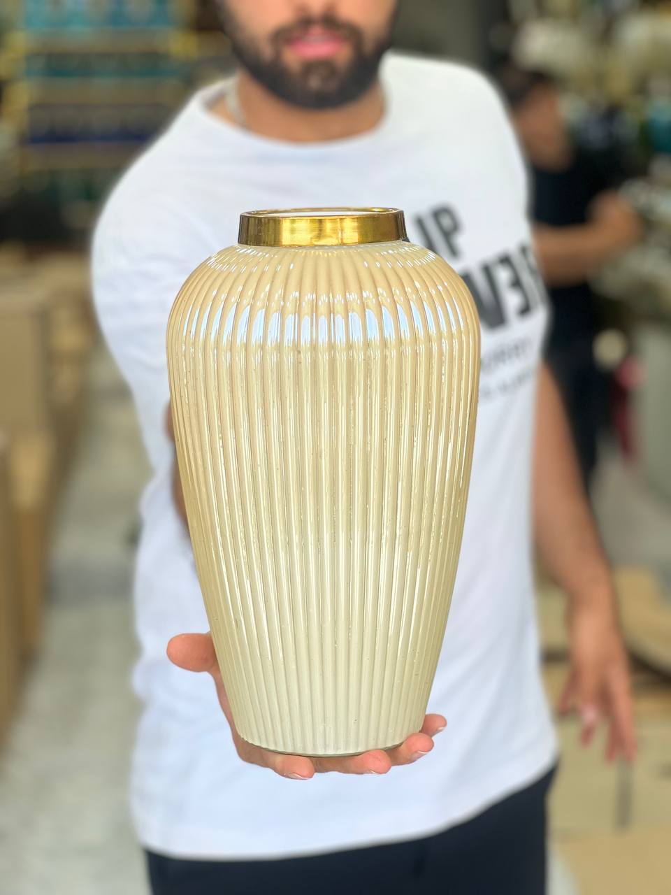 گلدان دکوری شیشه ای کرمی مدل بهار خط دار
