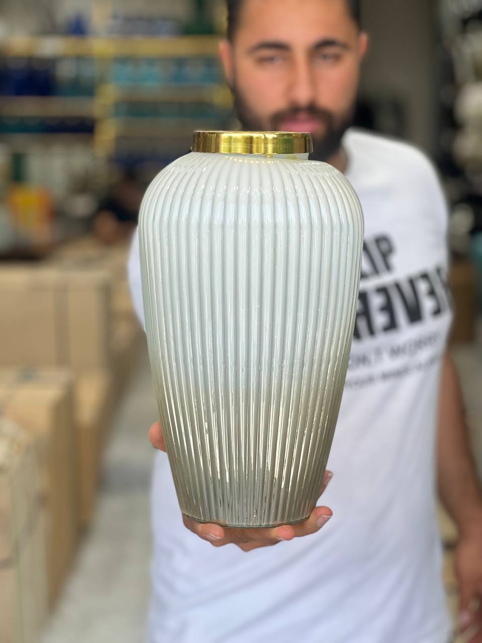 گلدان شیشه ای دو رنگ سفید نسکافهی مدل بهار خط دار