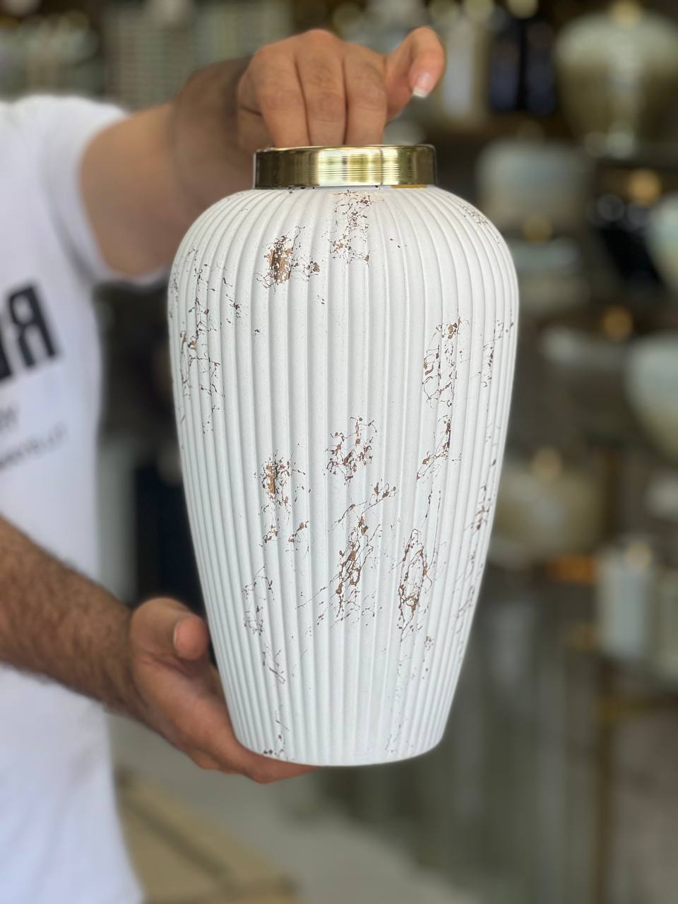 گلدان شیشه ای سفید مات مدل بهار خط دار