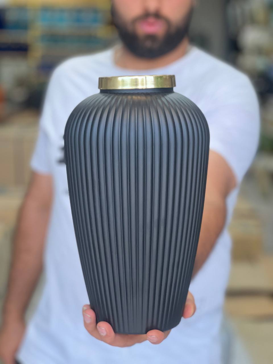گلدان شیشه ای مشکی مات مدل بهار خط دار