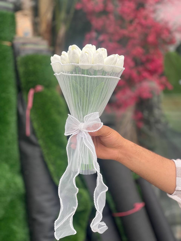 دسته گل عروس لاله 19شاخه با تور لبه مروارید