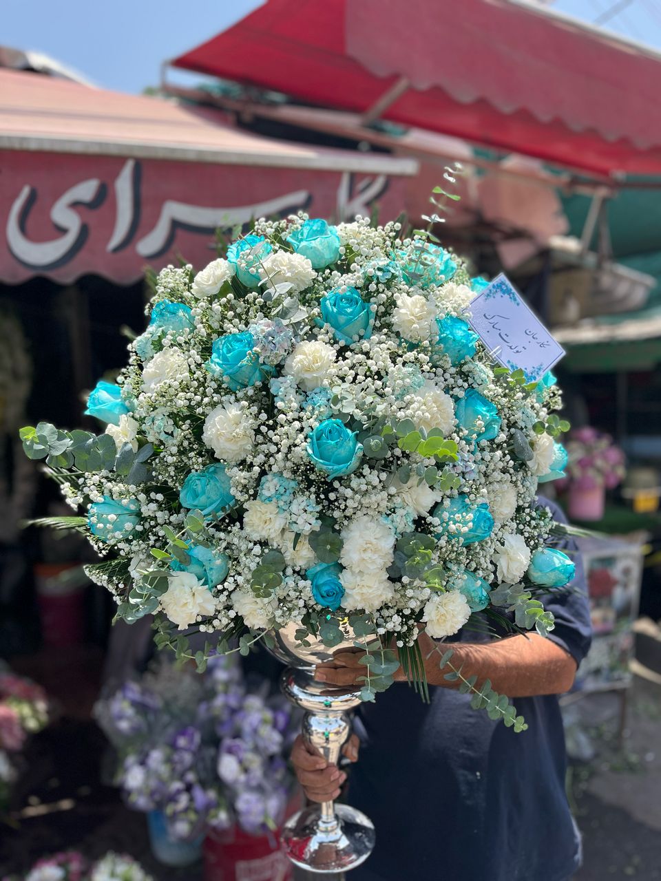 جام گل رز آبی و سفید