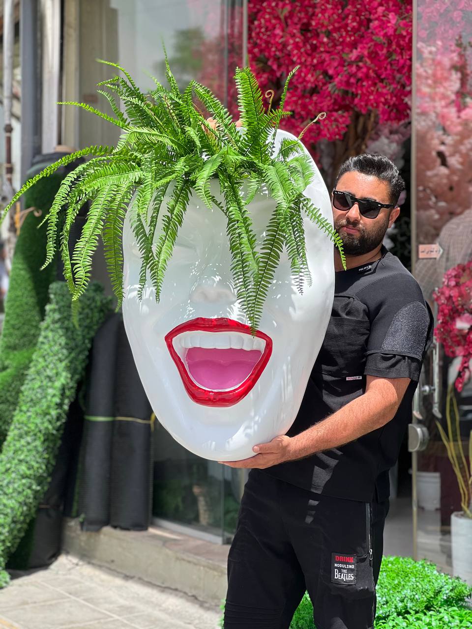 گلدان چهره دیواری سفید با رژ قرمز