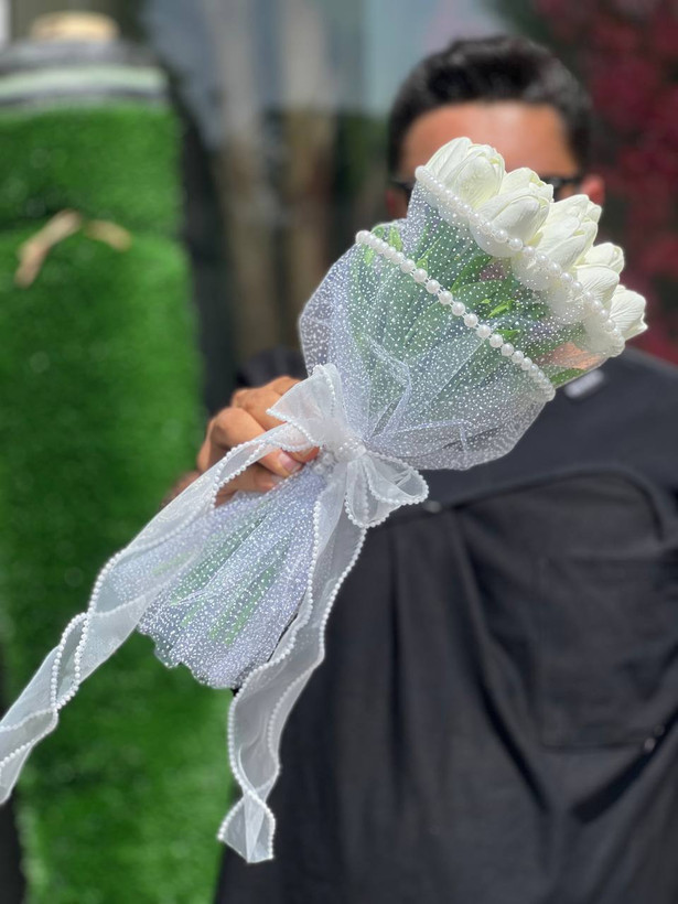 دسته گل عروس لاله (19شاخه لاله لمسی)