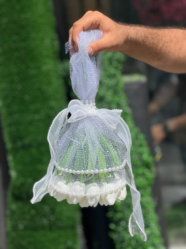 دسته گل عروس لاله (19شاخه لاله لمسی)
