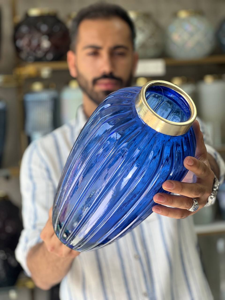 گلدان شیشه ای مدل بهار خط دار بزرک آبی رنگ