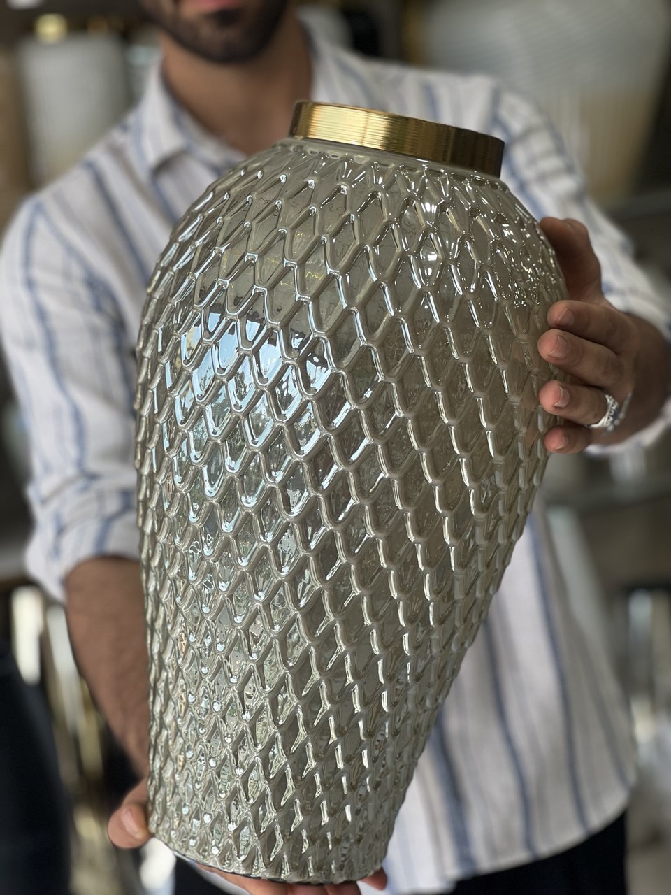 گلدان شیشه ای مدل طاووس رنگ نسکافهی