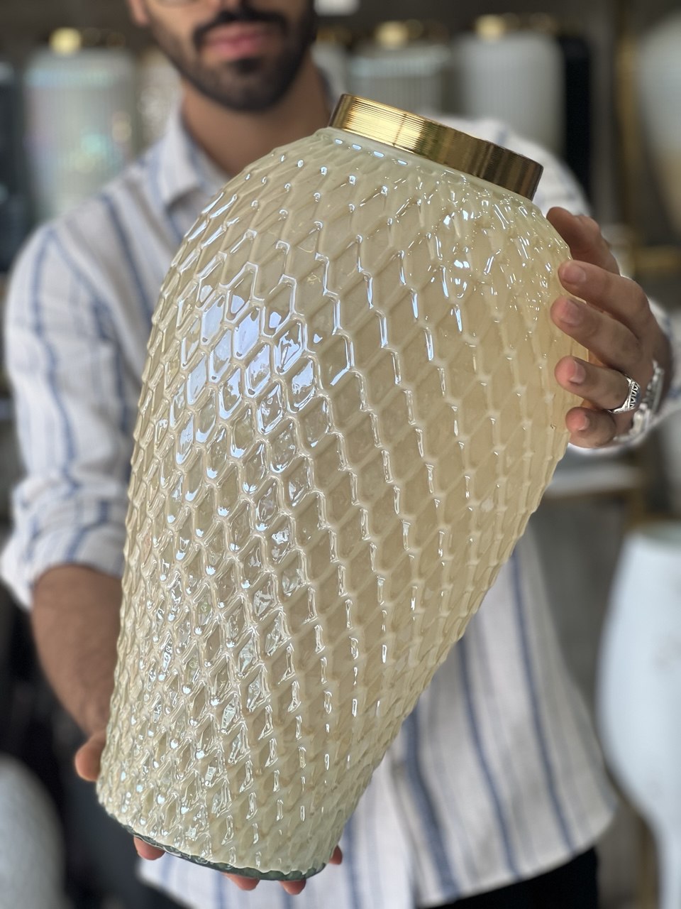 گلدان شیشه ای مدل طاووس رنگ عسلی